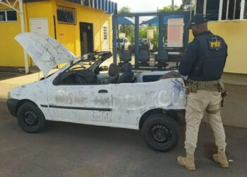 PRF apreende carro sem teto e sem para-choque em rodovia