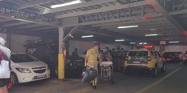 Criminoso armado de faca ataca e fere policial militar durante abordagem e acaba baleado