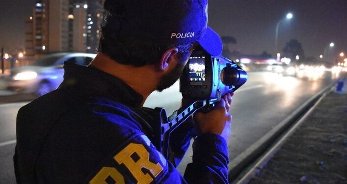 PRF flagra 8,4 mil veículos acima da velocidade durante o feriado de Tiradentes no Paraná