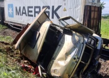 Caminhão é arrastado por trem no Paraná