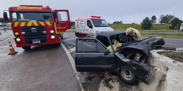 Amigos que voltavam de pescaria se envolvem em acidente em Curitiba