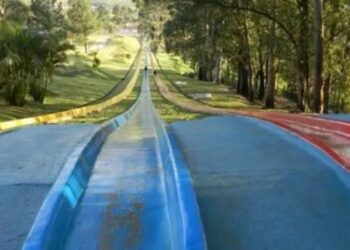 Mulher morre em descida de tobogã