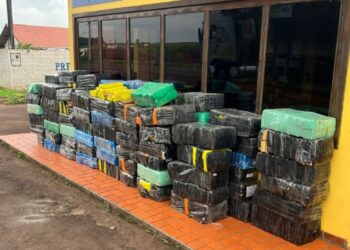 PRF apreende 1750 quilos de maconha e detém dupla no Paraná; condutor da carreta que transportava a droga havia usado cocaína