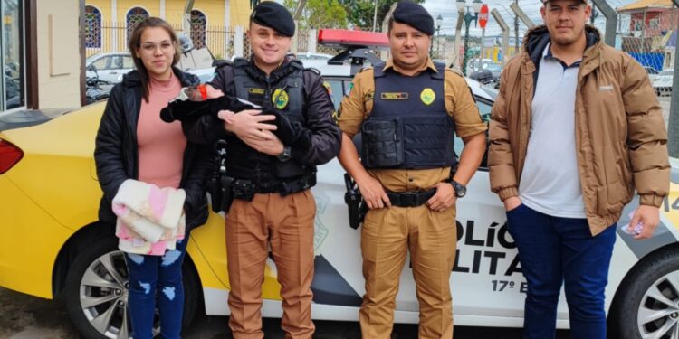 Policial militar salva bebê que havia se afogado com leite; esse foi o segundo resgate em um ano