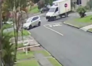 Motorista se envolve em acidente em Curitiba, chega a parar, mas vai embora, veja o vídeo