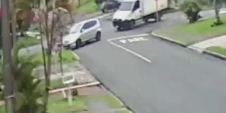 Motorista se envolve em acidente em Curitiba, chega a parar, mas vai embora, veja o vídeo