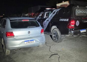 Durante operação no litoral, CHOQUE recupera carro furtado e confronta líder de facção