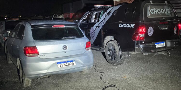 Durante operação no litoral, CHOQUE recupera carro furtado e confronta líder de facção