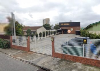 Mulher com medida protetiva é seguida até bar na RMC e funcionários expulsam homem do local