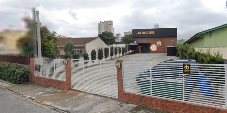 Mulher com medida protetiva é seguida até bar na RMC e funcionários expulsam homem do local