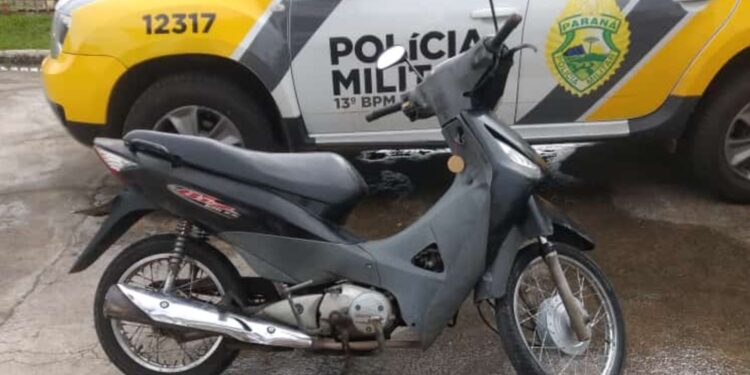 Tornozelado é abordado e preso com moto roubada em Curitiba