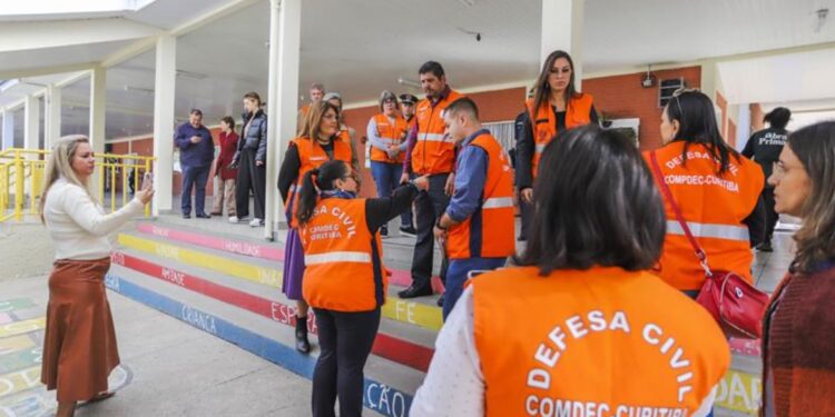 Comunidade escolar passa por atualização de protocolos de proteção