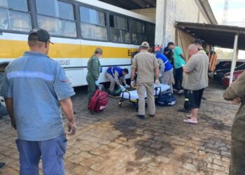 Homem fica gravemente ferido após ônibus cair em cima dele durante conserto