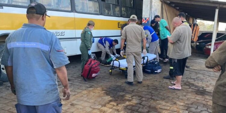 Homem fica gravemente ferido após ônibus cair em cima dele durante conserto
