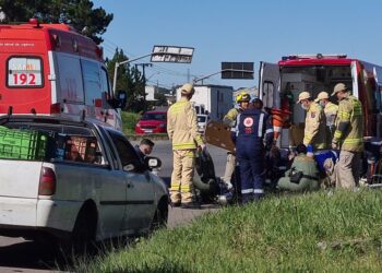 Homem é atropelado na Linha Verde quando tentava entrar no seu carro; ele foi socorrido de helicóptero