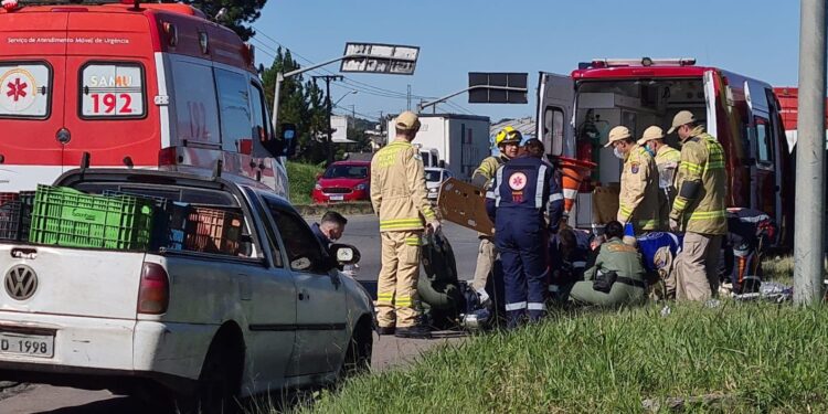 Homem é atropelado na Linha Verde quando tentava entrar no seu carro; ele foi socorrido de helicóptero