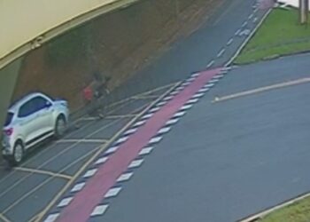 Motociclista fica gravemente ferido em cruzamento campeão de acidentes no Campo Comprido, veja o vídeo