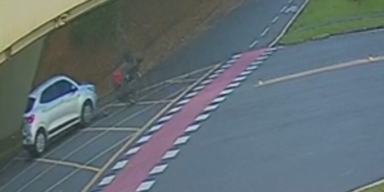 Motociclista fica gravemente ferido em cruzamento campeão de acidentes no Campo Comprido, veja o vídeo