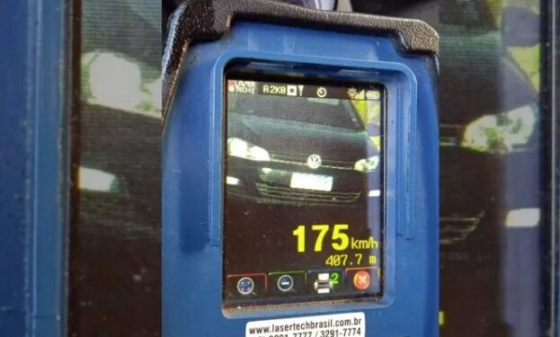 PRF flagra carro a 175 km/h na BR-277