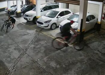 Câmeras registram a ação de quadrilha invadindo condomínio e levando bicicletas em Curitiba, veja o vídeo