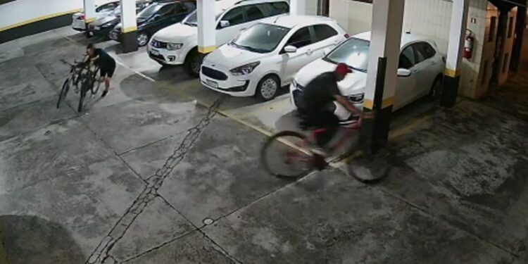 Câmeras registram a ação de quadrilha invadindo condomínio e levando bicicletas em Curitiba, veja o vídeo