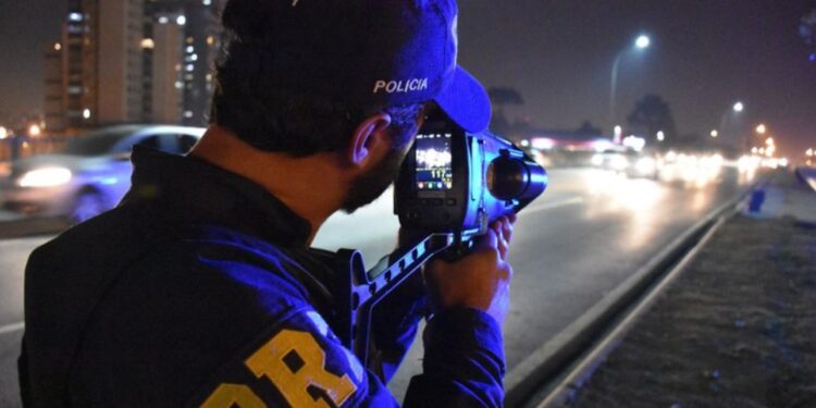 PRF flagra 8,4 mil carros acima da velocidade durante o feriado de Tiradentes no Paraná