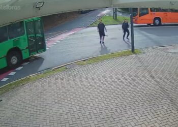 Cruzamento campeão de acidentes no Campo Comprido quase registra atropelamento de casal, veja o vídeo