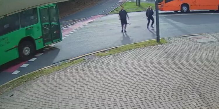 Cruzamento campeão de acidentes no Campo Comprido quase registra atropelamento de casal, veja o vídeo