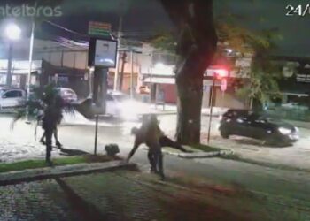 Rapaz tenta fugir de assalto e acaba agredido por criminosos em Curitiba, veja o vídeo