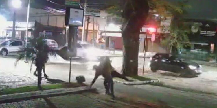 Rapaz tenta fugir de assalto e acaba agredido por criminosos em Curitiba, veja o vídeo