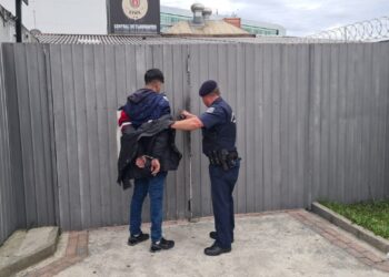 Golpista é derrubado de moto, tenta fugir e acaba detido pela população em Curitiba