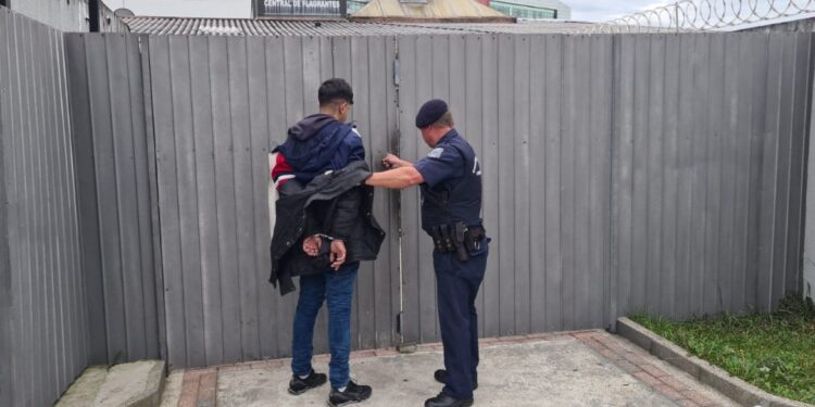 Golpista é derrubado de moto, tenta fugir e acaba detido pela população em Curitiba