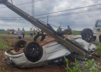 Ladrões em fuga da PM colidem carro em poste, são ejetados do veículo e acabam presos