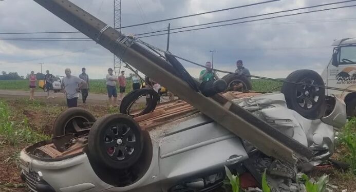 Ladrões em fuga da PM colidem carro em poste, são ejetados do veículo e acabam presos