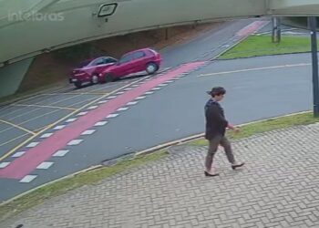 De novo? Câmera registra colisão em cruzamento campeão de acidentes no Campo Comprido