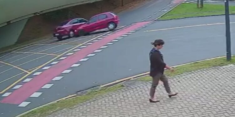 De novo? Câmera registra colisão em cruzamento campeão de acidentes no Campo Comprido