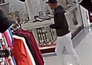 Criminosos tocam terror e atiram em vitrine de joalheria durante assalto dentro de shopping