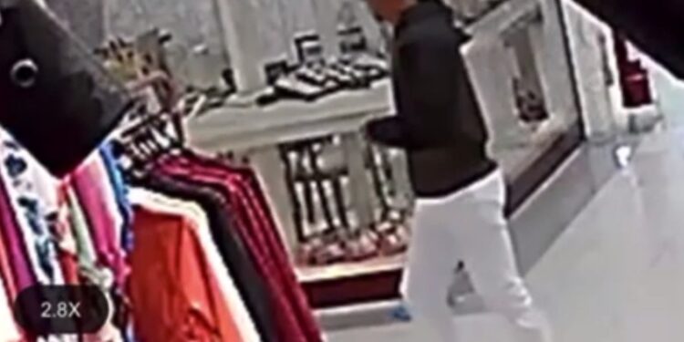 Criminosos tocam terror e atiram em vitrine de joalheria durante assalto dentro de shopping