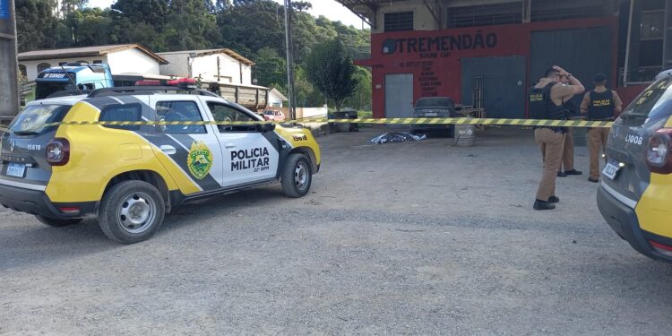 Indivíduo que já obrigou filho a andar sobre cacos de vidro morre em confronto com a PM na RMC