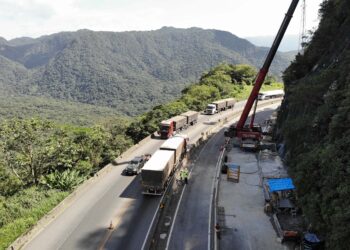 Contenção do km 41 da BR-277 vai ganhar mais reforços; guindaste será retirado no feriado