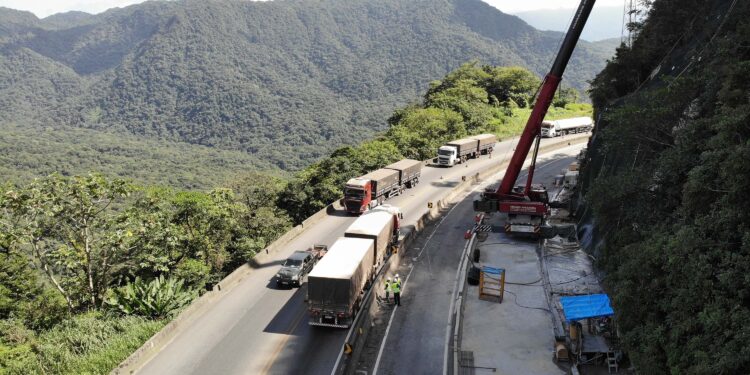 Contenção do km 41 da BR-277 vai ganhar mais reforços; guindaste será retirado no feriado