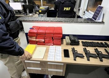 Mulher é presa pela PRF transportando armas e cocaína