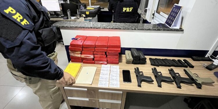 Mulher é presa pela PRF transportando armas e cocaína