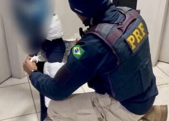 PRF prende duas mulheres com drogas e celulares escondidos junto ao corpo no Paraná