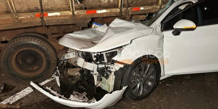 Máquina de lavar cai de caminhão de mudança, atinge carro e causa acidente, no Paraná