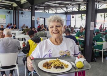 Restaurantes Populares de Curitiba oferecem comida boa e saudável por R$ 3