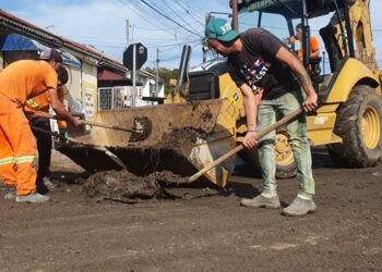 Equipes da Prefeitura de Curitiba trabalham para minimizar os estragos provocados pela chuva forte
