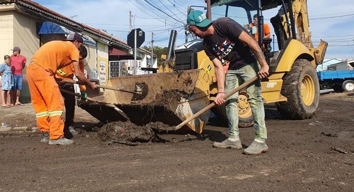 Equipes da Prefeitura de Curitiba trabalham para minimizar os estragos provocados pela chuva forte