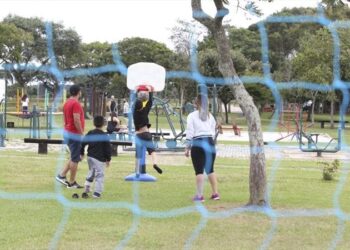 Fim de semana tem caminhada nas dez regionais de Curitiba para mães e filhos participarem
