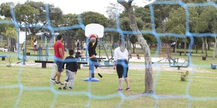 Fim de semana tem caminhada nas dez regionais de Curitiba para mães e filhos participarem